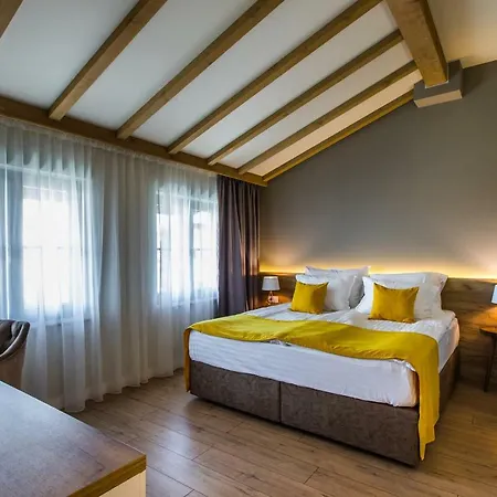 Hillhouse 3*