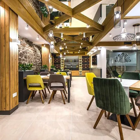 Hillhouse Konukevi 4*