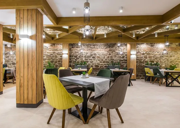 Konukevi Hillhouse 4*